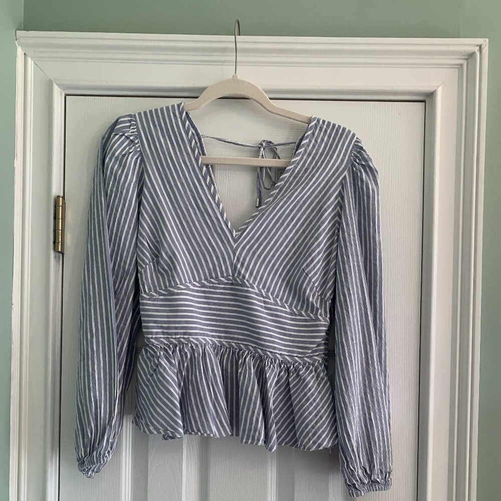 Super Cute White House Black Market Size 6 Long Sleeve V Neck Top